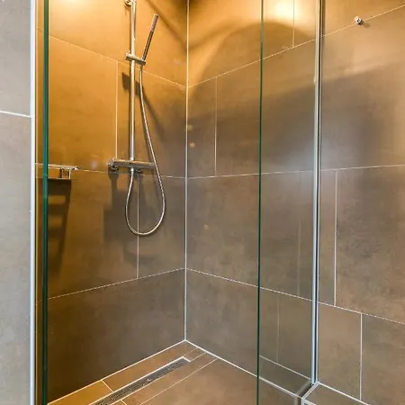 The White House Maria-Hoop