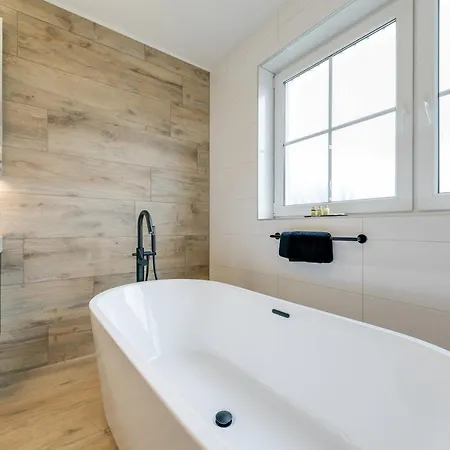 The White House Maria-Hoop